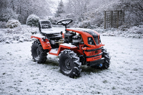 Jak zwiększyć funkcjonalność traktorka? Poznaj osprzęt do traktorków kosiarek CEDRUS – pługi, walce, przyczepki